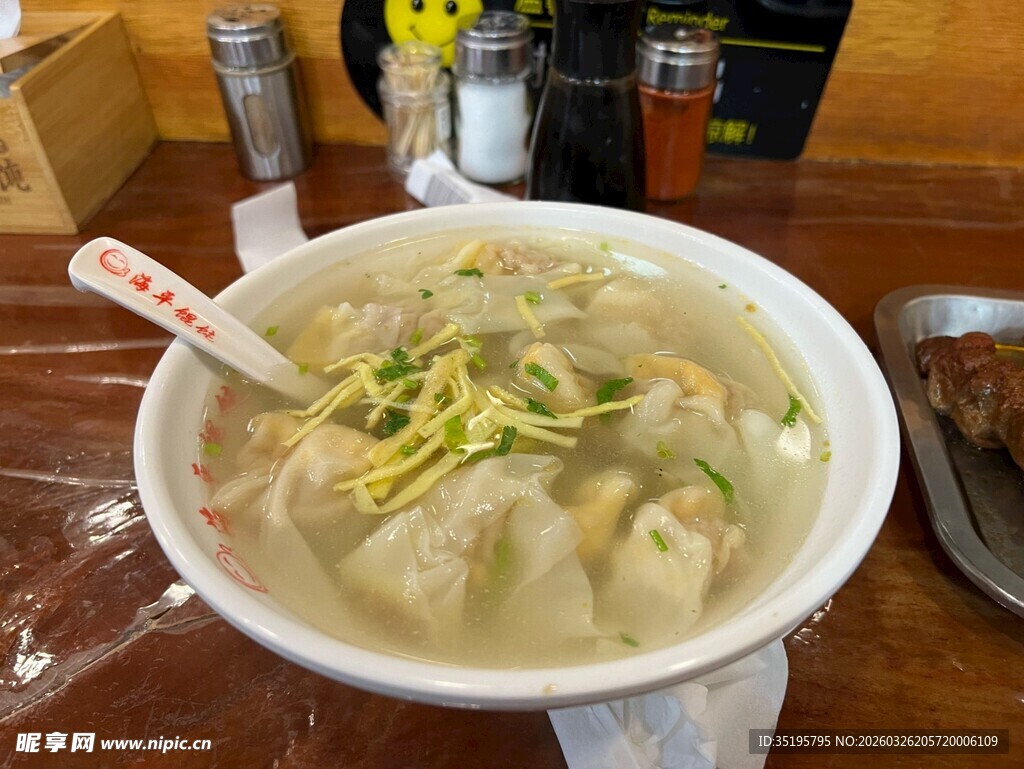 一碗美味馄饨汤