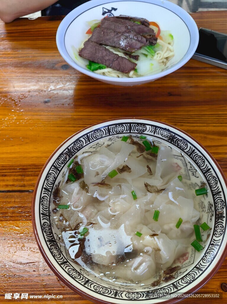 两碗美味特色面食