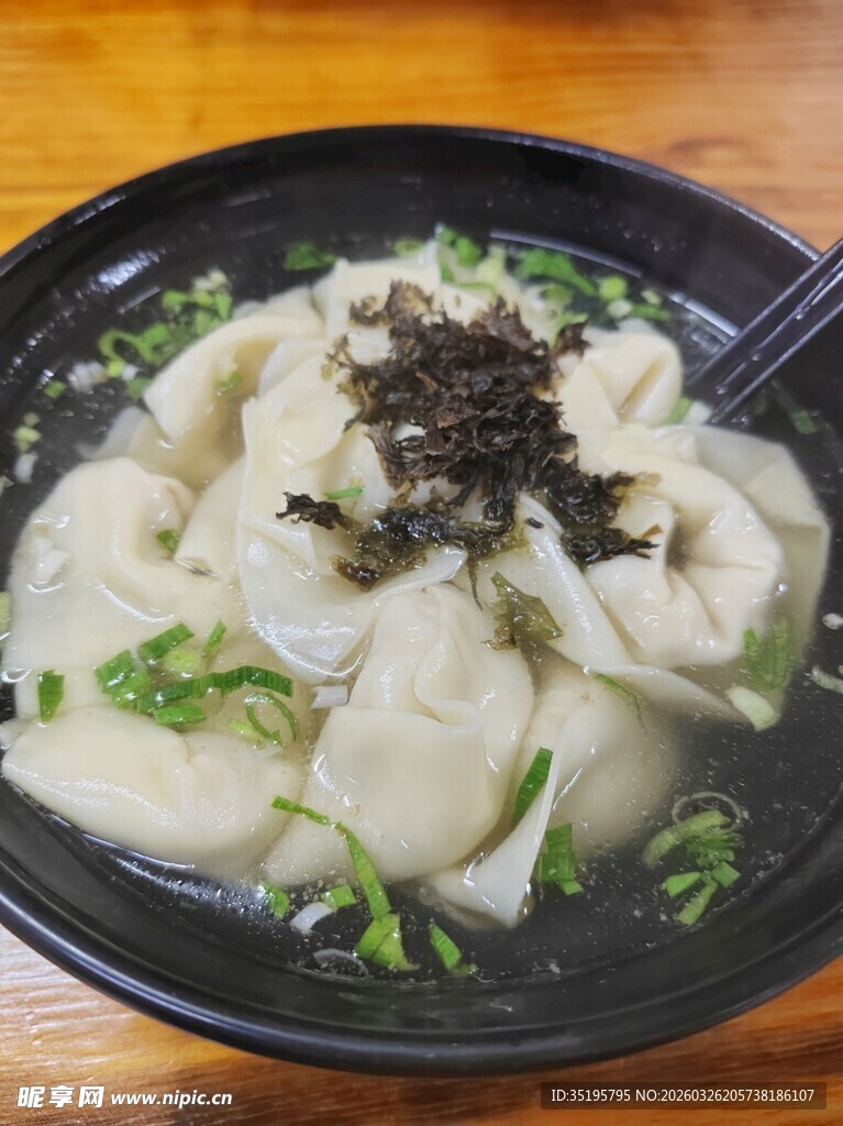 美味馄饨汤汁鲜香诱人