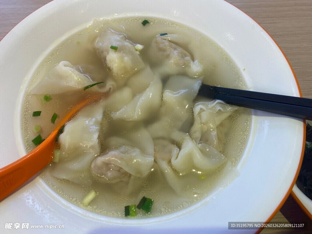 美味馄饨汤鲜香诱人