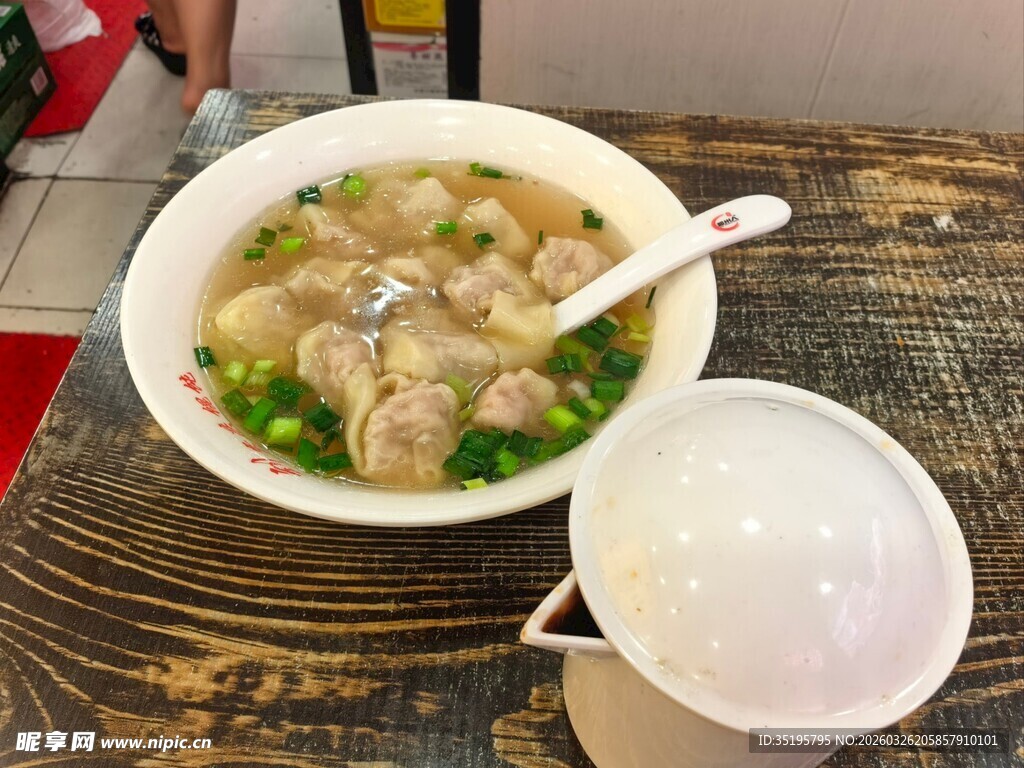 一碗美味馄饨汤