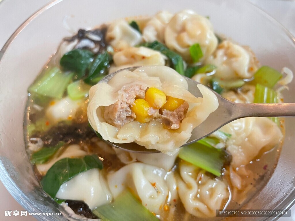 美味馄饨汤食材丰富诱人