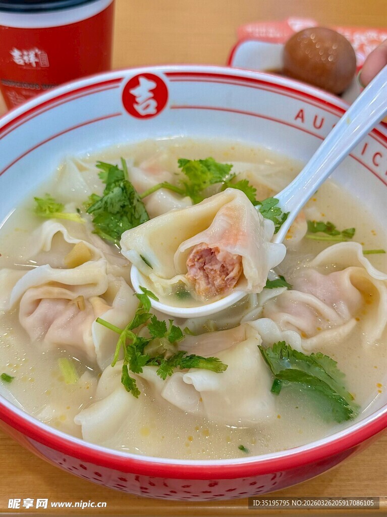 美味馄饨汤鲜香诱人