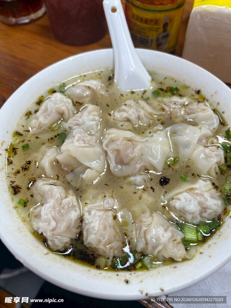 一碗鲜香的肉丸汤
