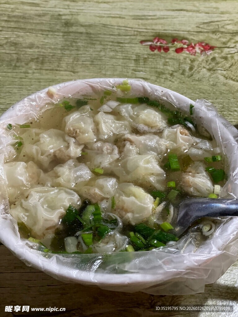 一碗美味鲜肉馄饨