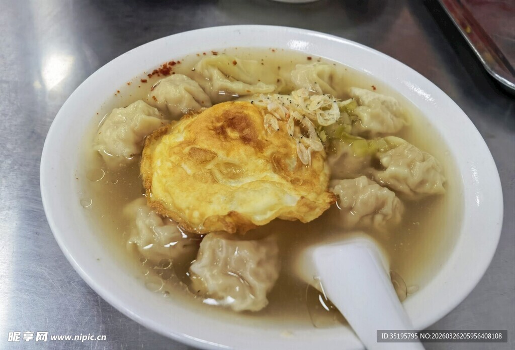 美味馄饨配金黄蛋饼