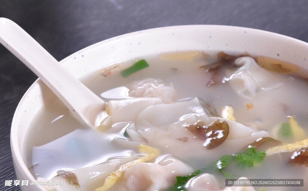鲜香美味的三鲜馄饨汤