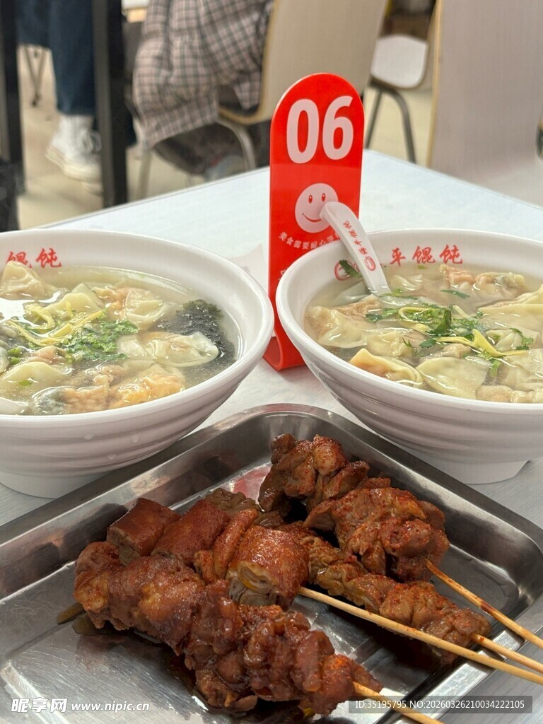 美味面食与烤肉组合