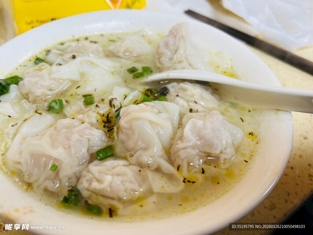 一碗美味的馄饨汤