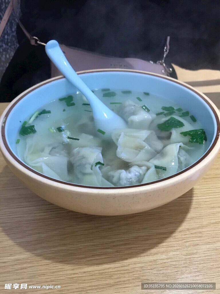 一碗鲜香馄饨汤