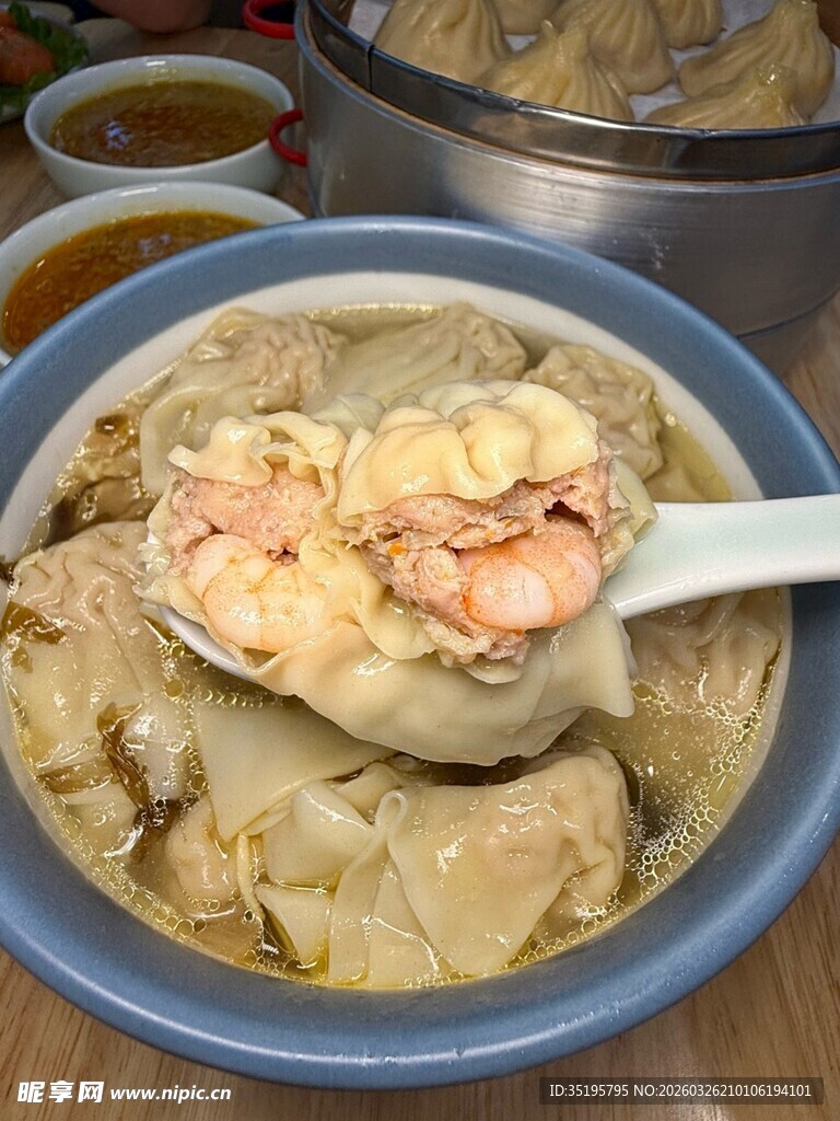 美味饺子盛于碗中待品尝