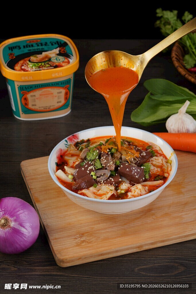 美味速食汤正被倒入碗中