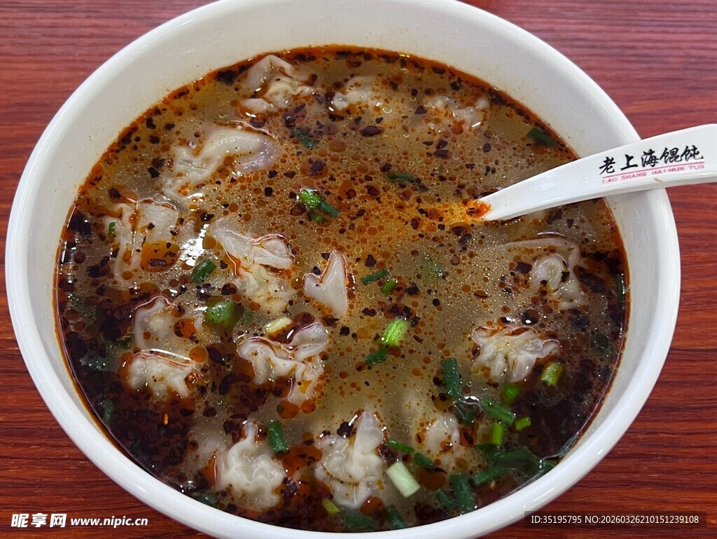 美味牛肉汤鲜香诱人