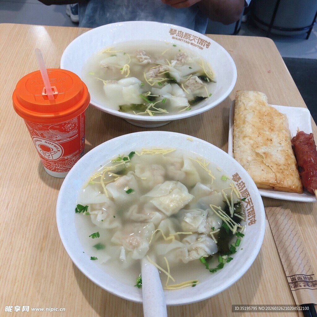 两碗馄饨配小吃和饮料