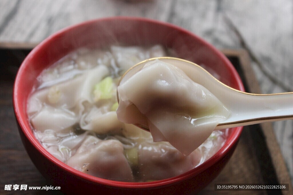 红碗盛着热气腾腾的馄饨