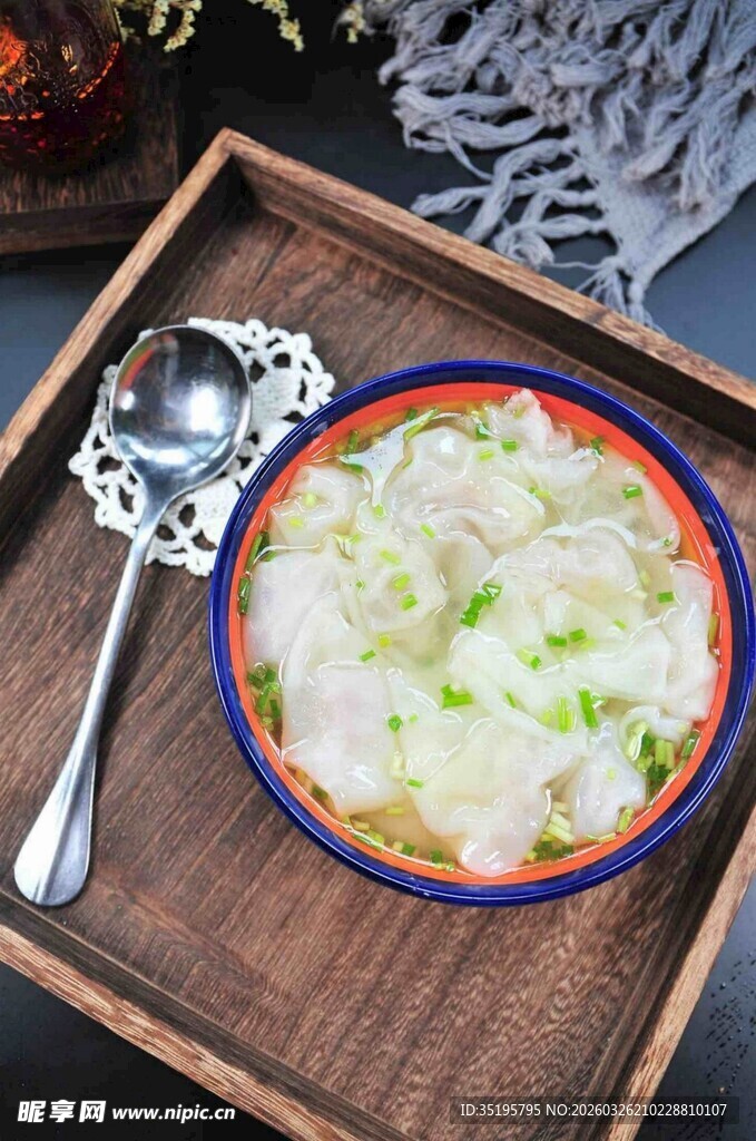清爽白菜汤置于木托盘上