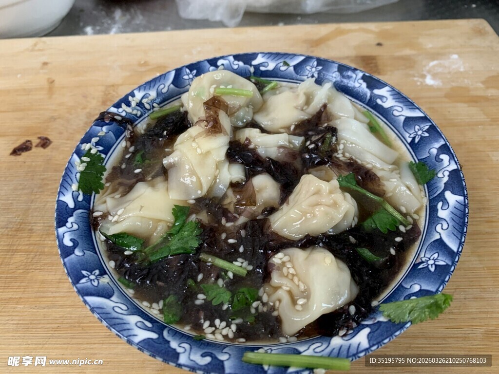 青花瓷碗中的美味馄饨