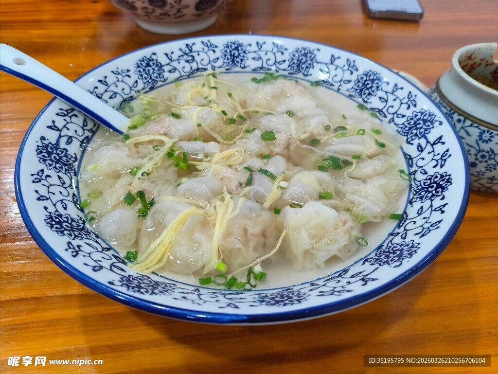 青花瓷碗中的美味馄饨