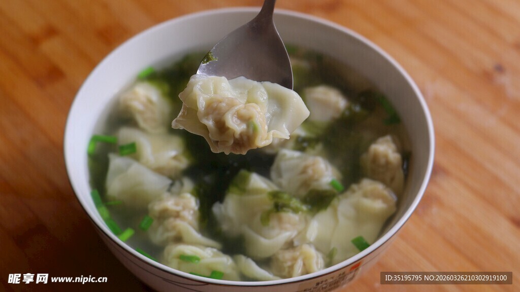 一碗美味馄饨汤