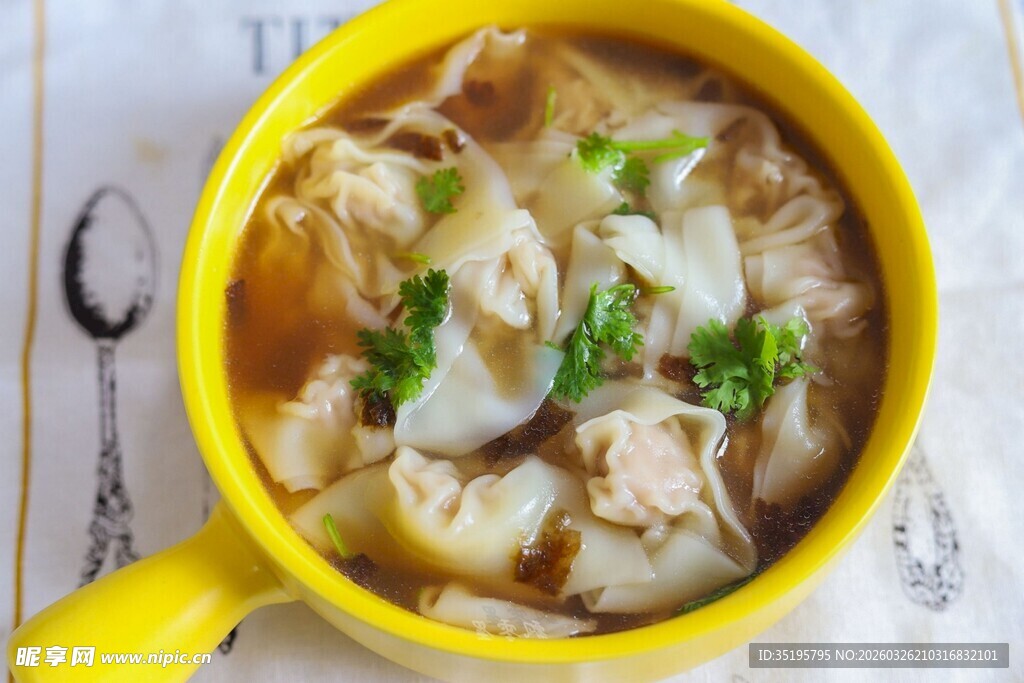 黄色碗中的美味馄饨汤