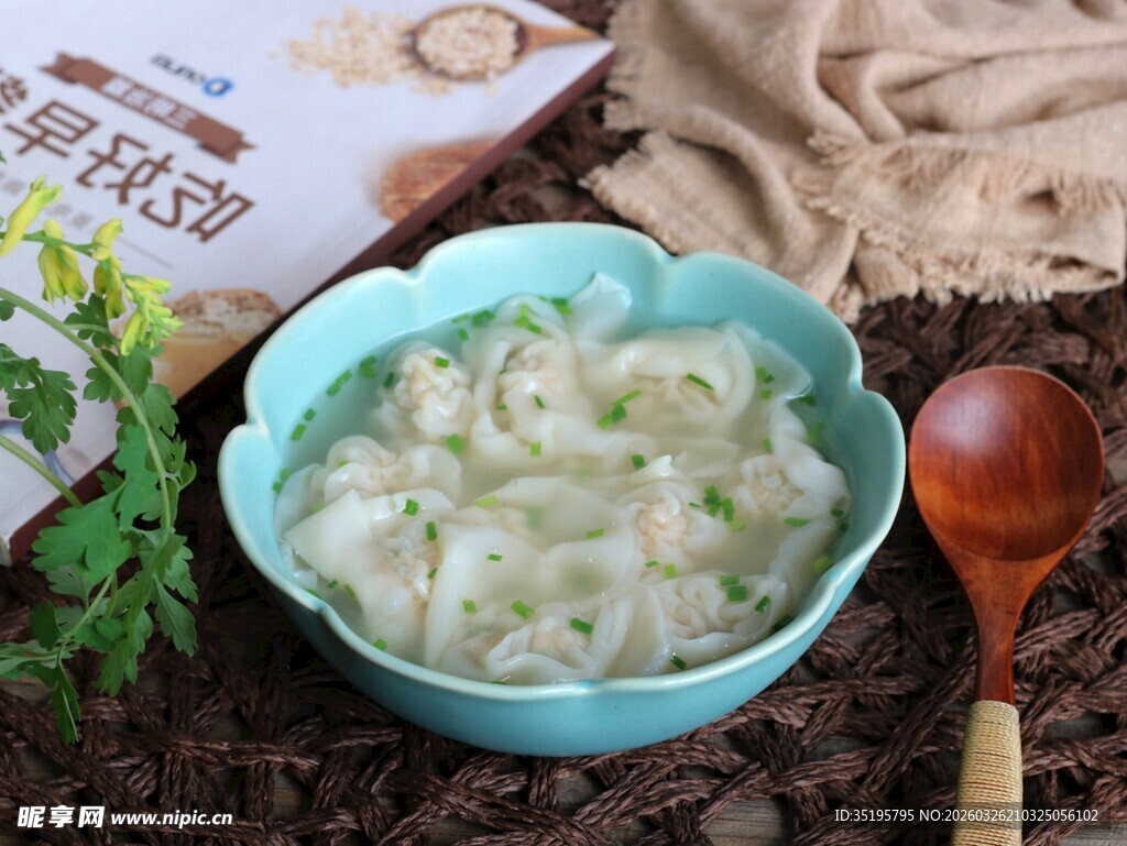 清新碗装馄饨绿意点缀