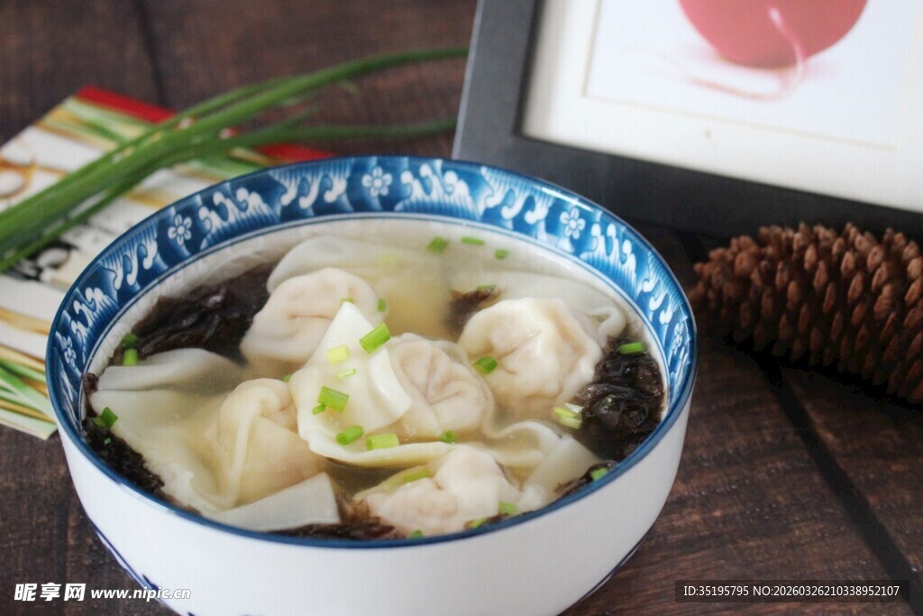 美味馄饨汤鲜香诱人