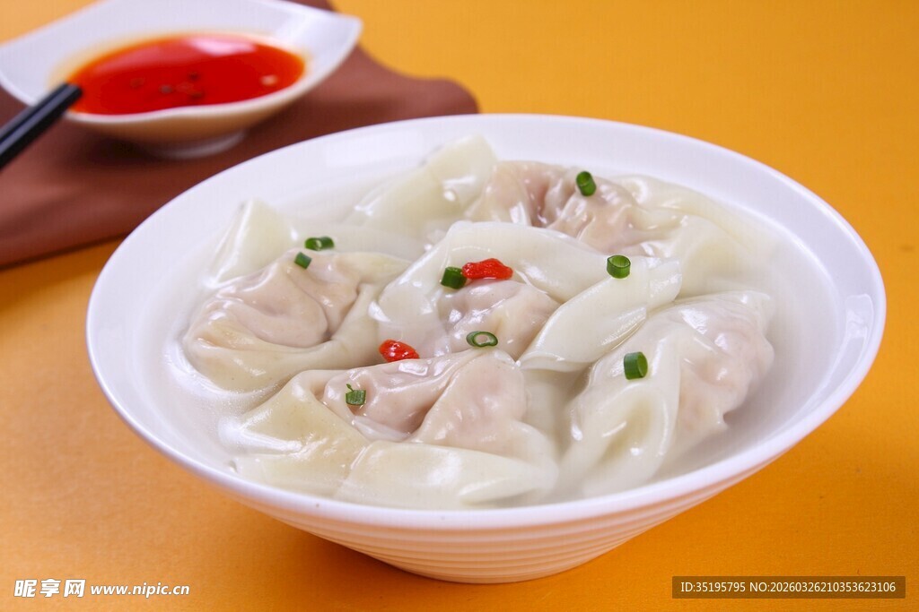 美味馄饨搭配精致小碟