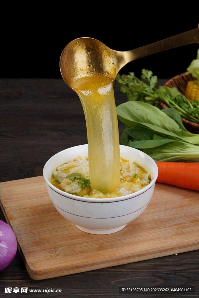 金黄浓汤从勺缓缓流入碗中