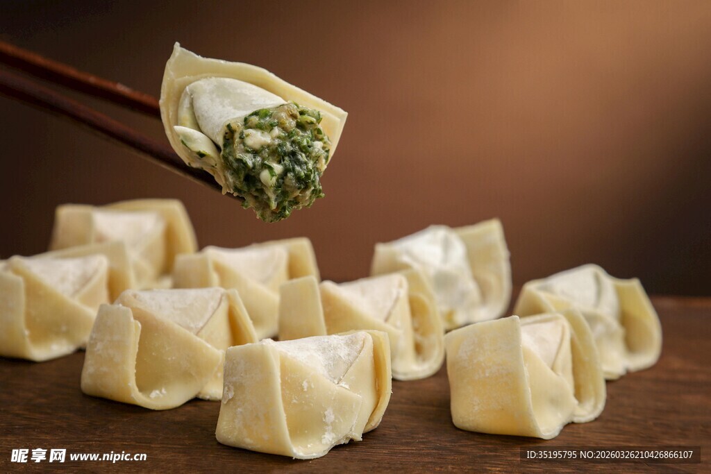 筷子夹起鲜香馄饨