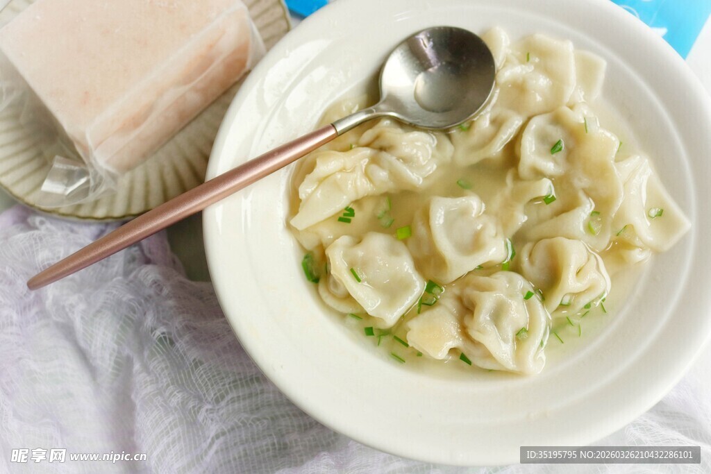 美味馄饨盛于白盘