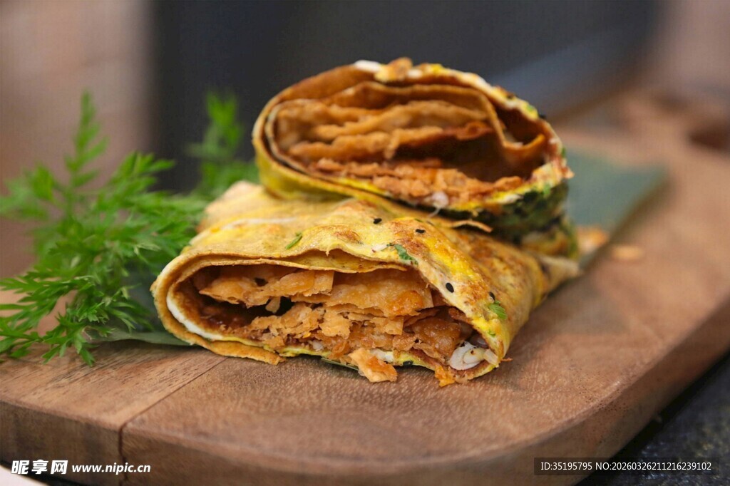 美味夹心煎饼置于木砧板上