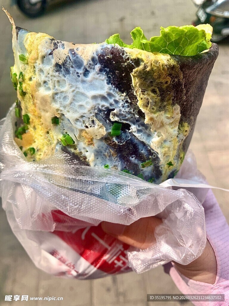 手持袋装新鲜蔬菜沙拉