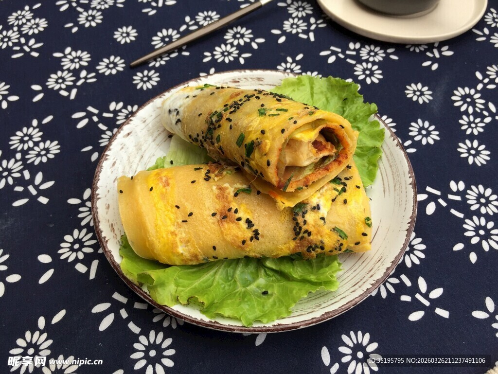 美味蛋卷摆于盘中