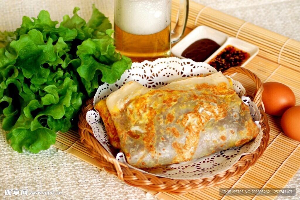 香煎鱼配蔬菜与饮品