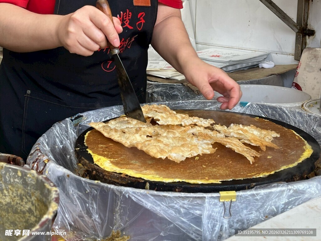 制作美味煎饼的瞬间