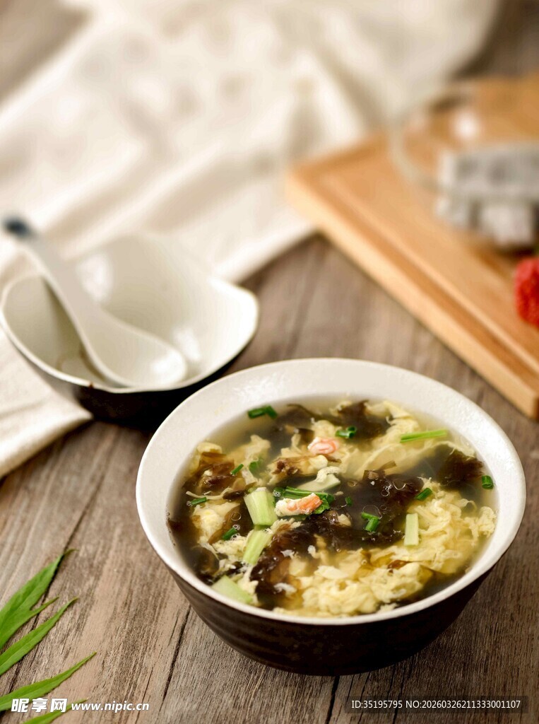 木桌上的美味海带豆腐汤