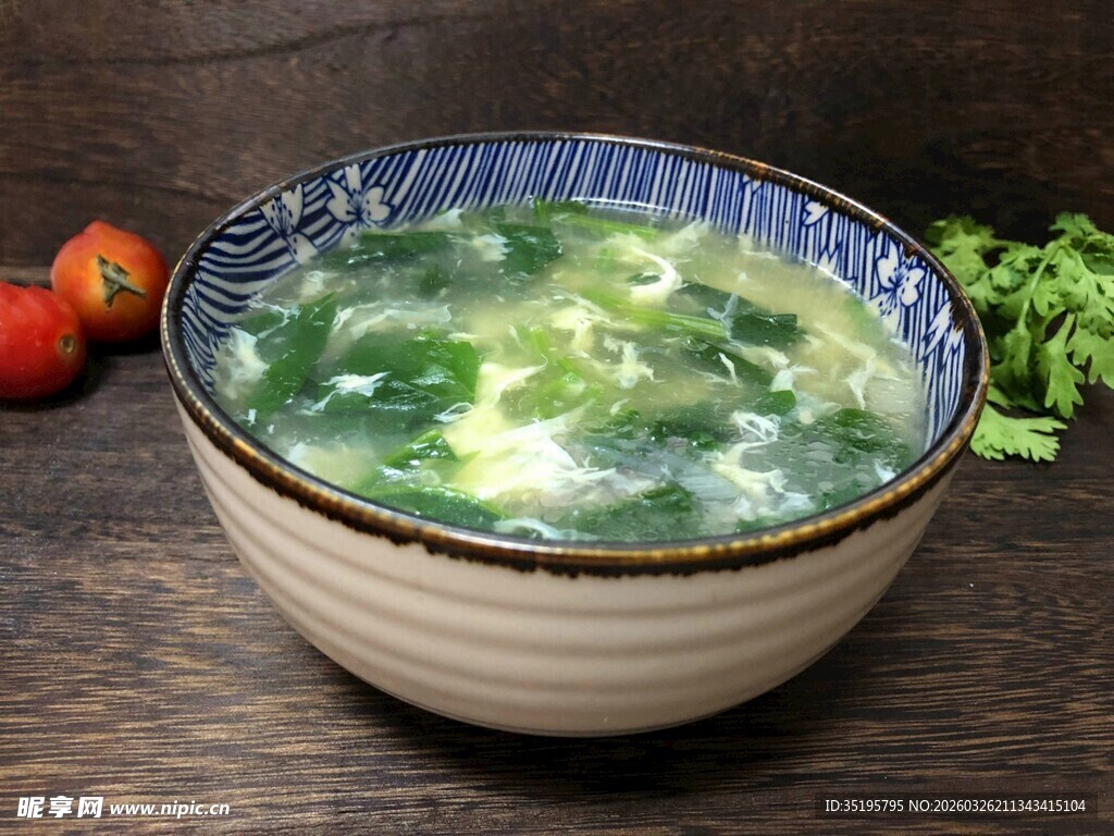 一碗清新蔬菜蛋花汤