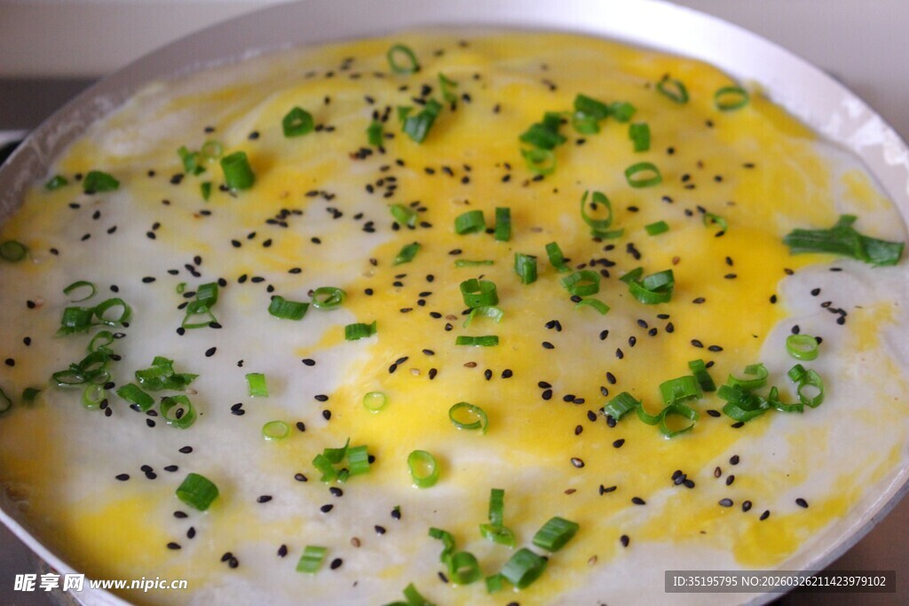 锅中煎制的葱花鸡蛋