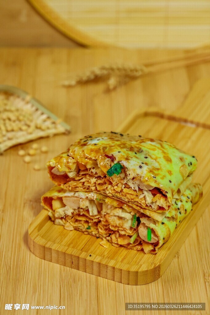 美味夹心饼干摆于木盘上