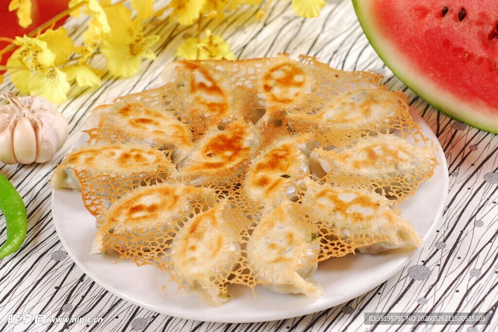 美味煎饺摆放在盘中