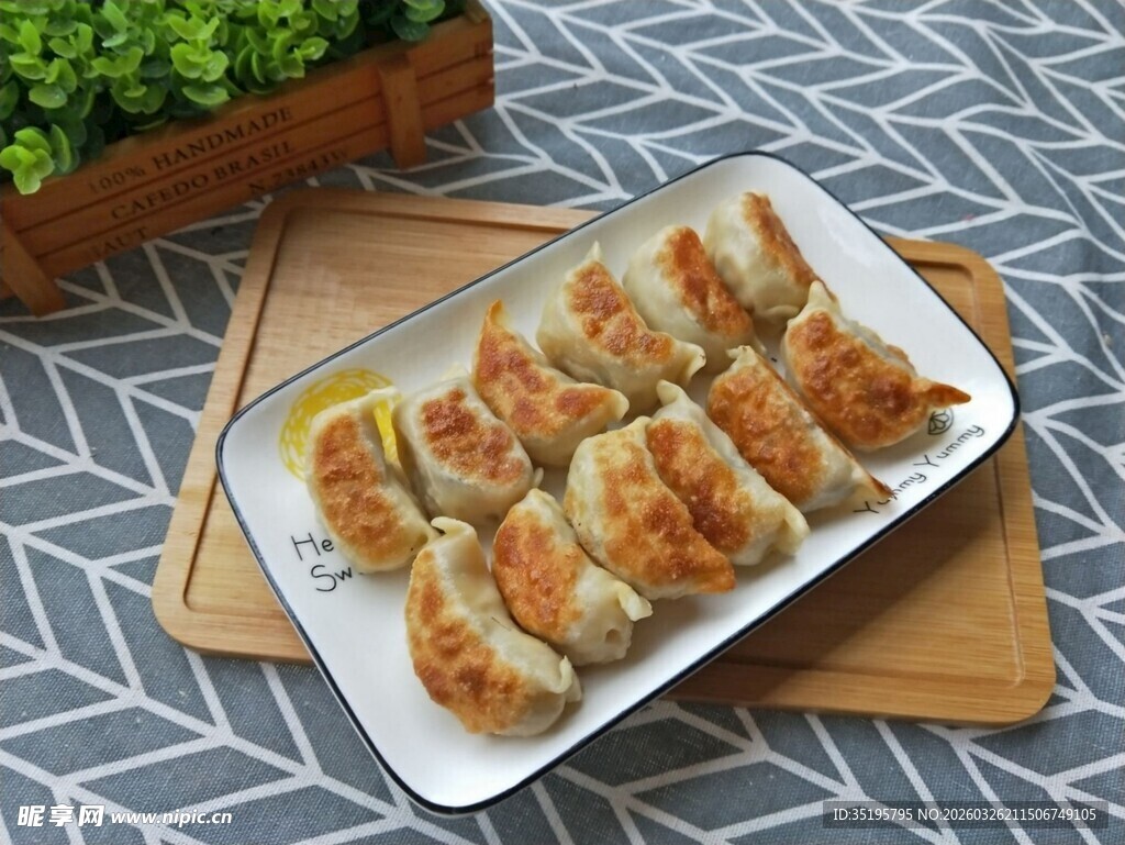 美味煎饺摆盘精致