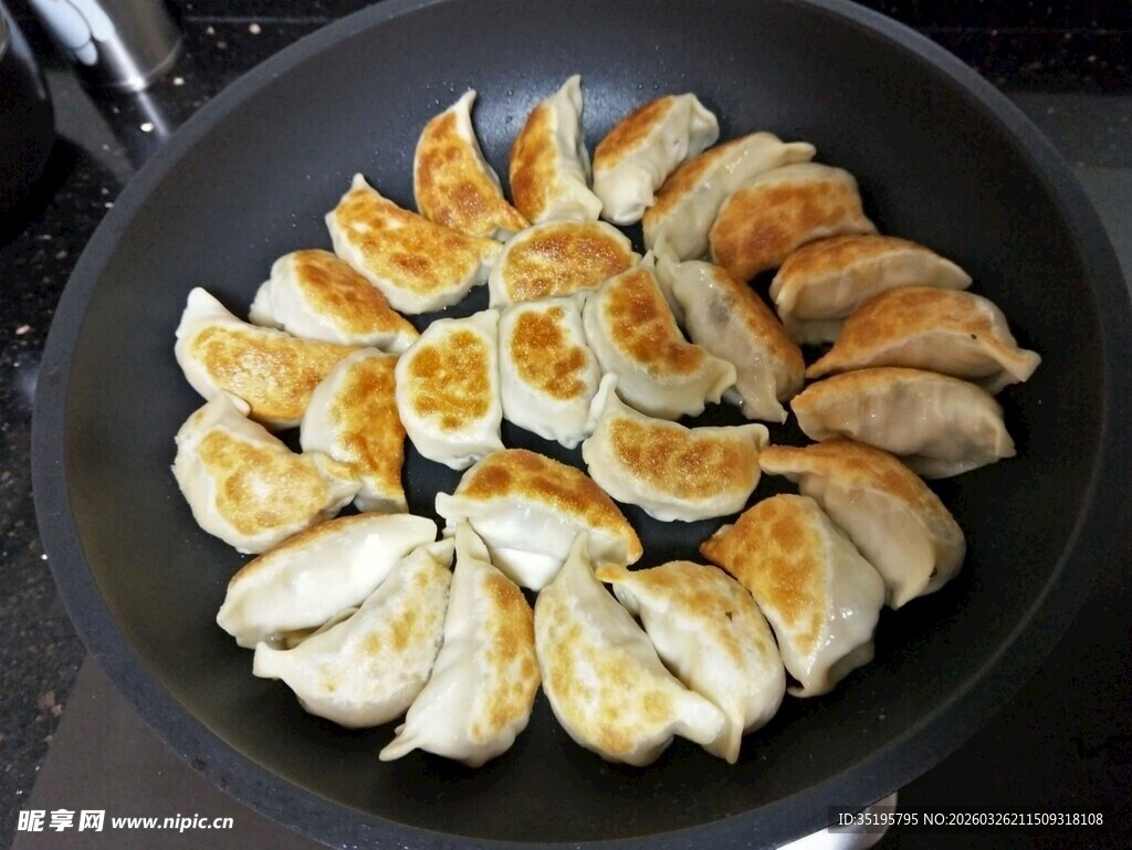 锅中煎饺色泽诱人
