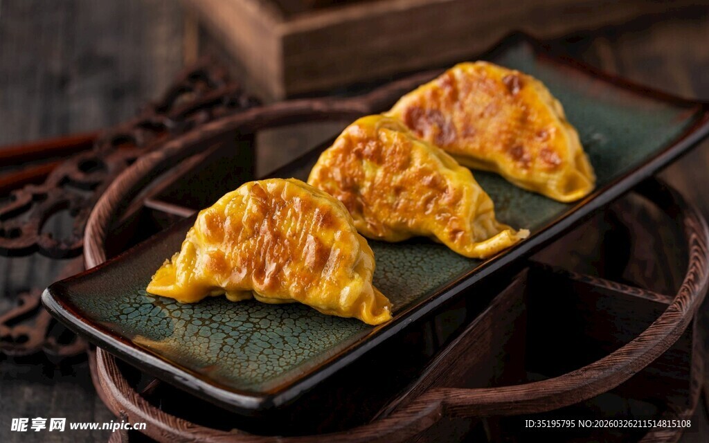 美味煎饺摆放在深色盘上