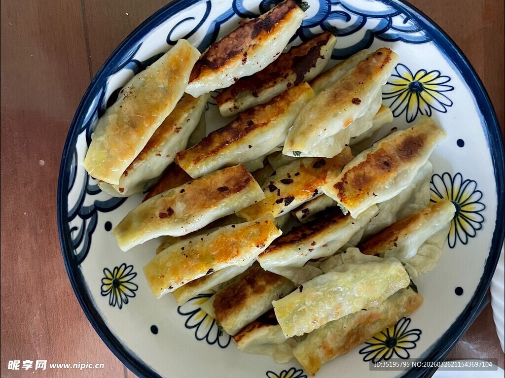 美味香酥煎饼摆于盘中
