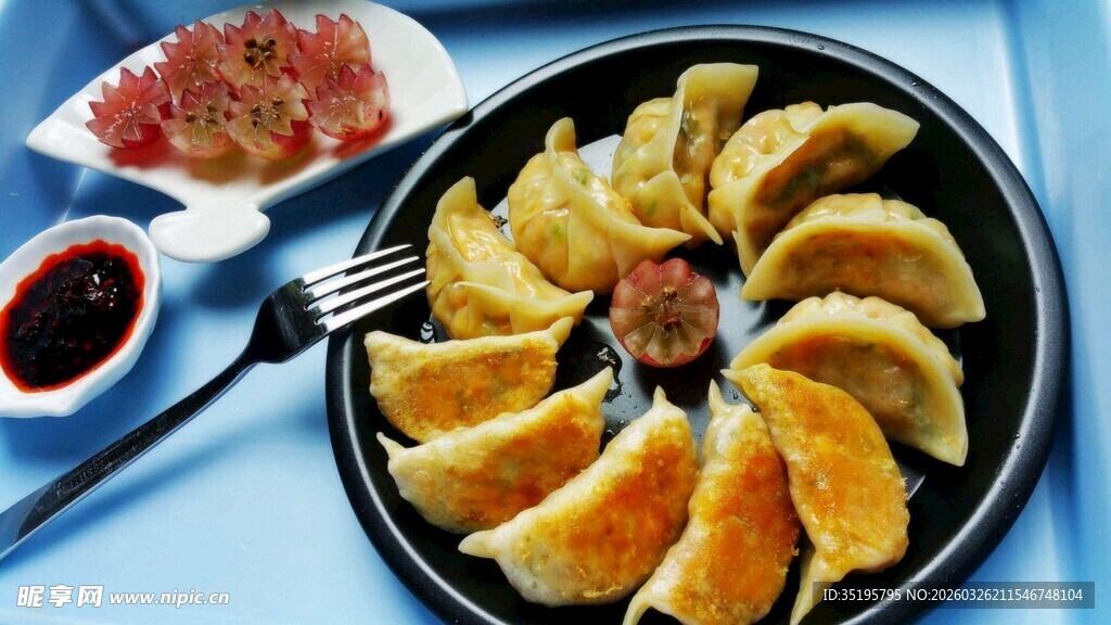 美味煎饺摆盘精致诱人