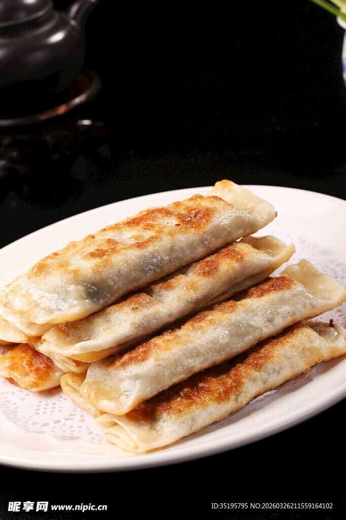 美味煎饺摆放在白色盘中