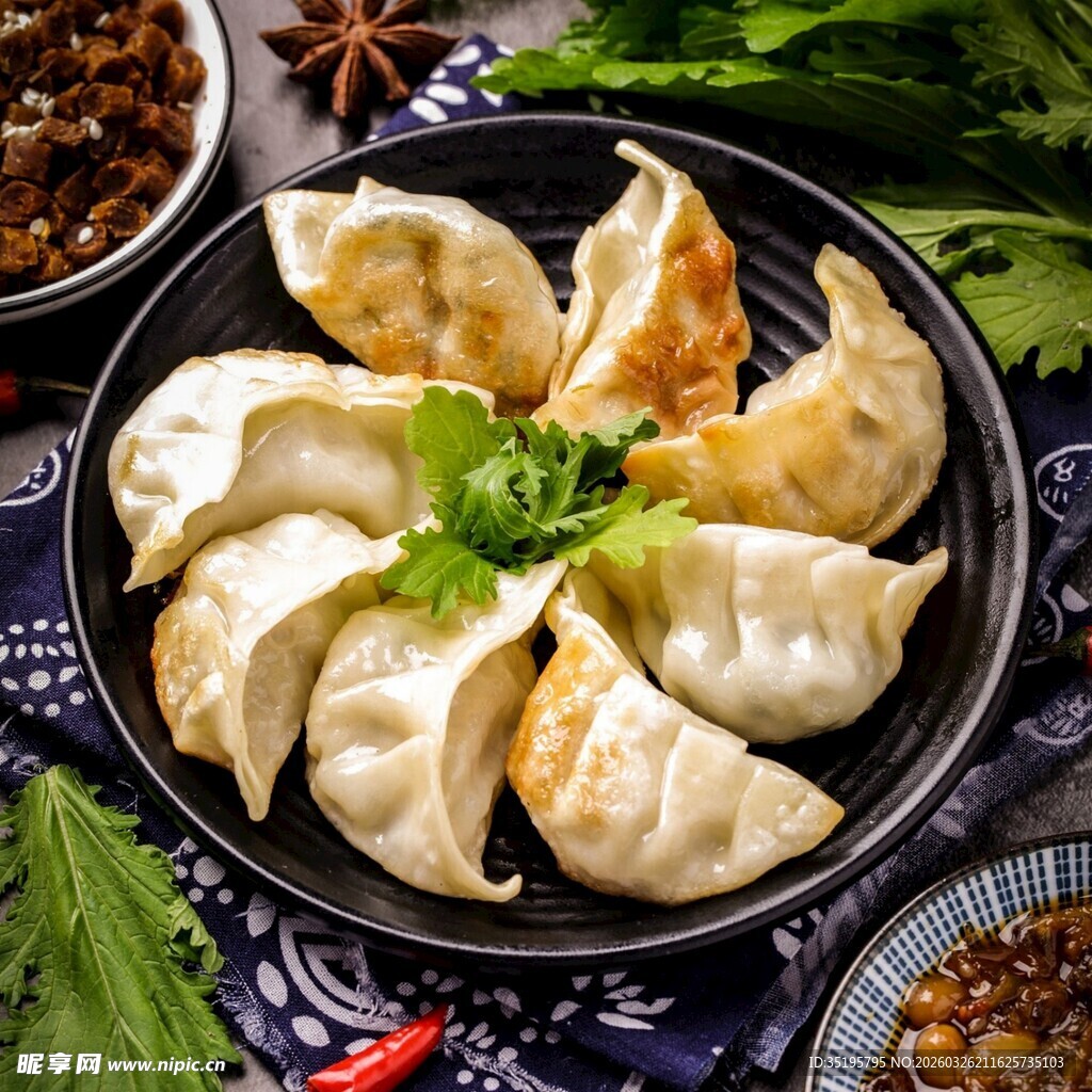 美味煎饺摆盘精致诱人