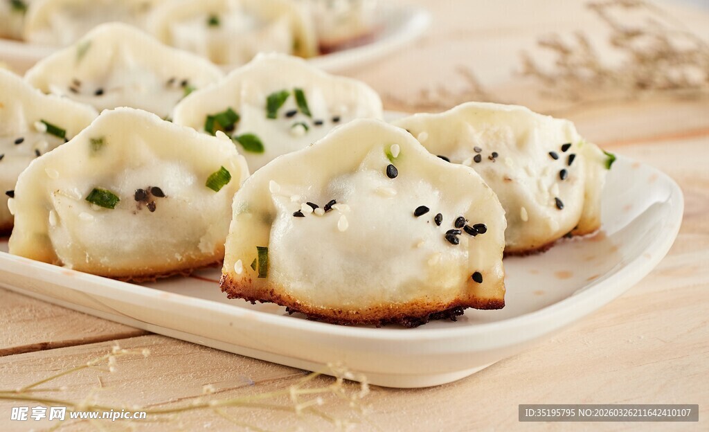 美味生煎包摆放在盘中