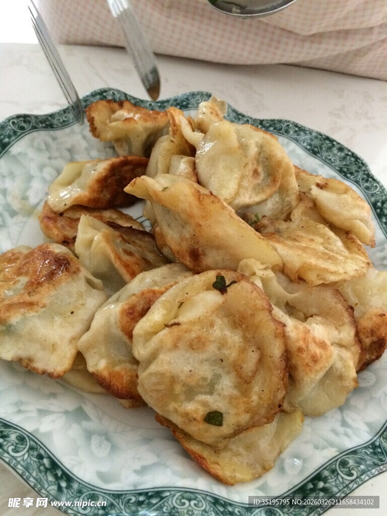 美味煎饺摆于精致盘中