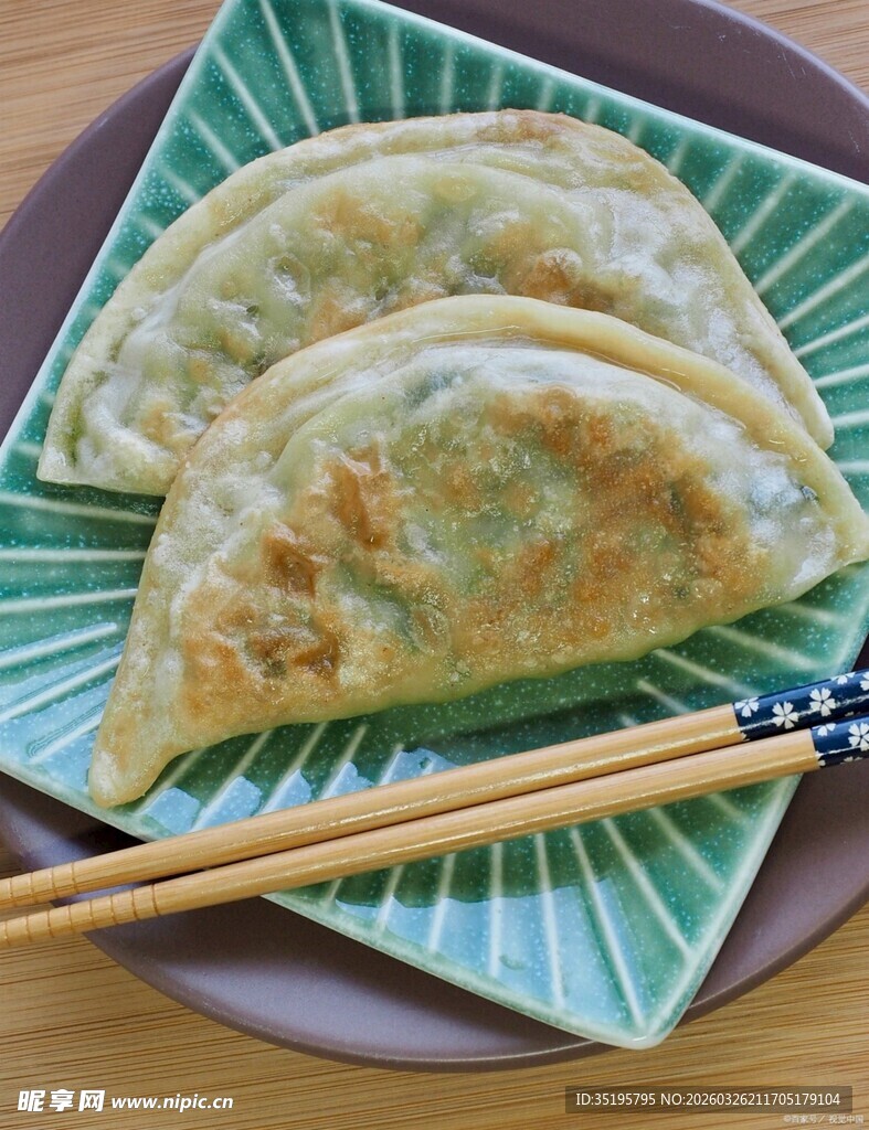 美味煎饺配筷子